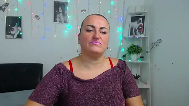 Snapshot of DianaMGG chatting on October 9, 5:33 am DianaMGG online show from October 9, 5:33 am