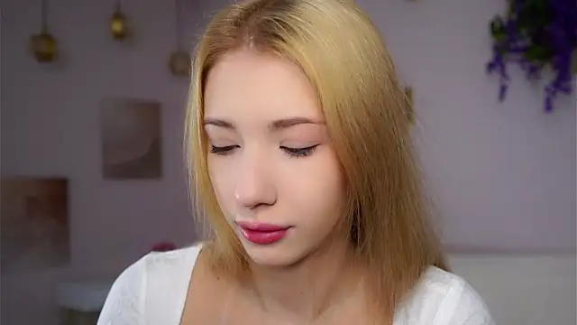 SunnivaCovil online show from December 18, 2:33 pm