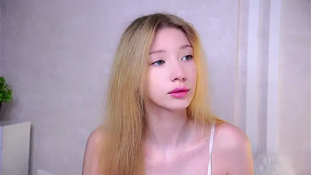 SunnivaCovil online show from June 29, 2:39 pm