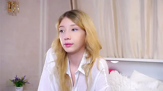 SunnivaCovil online show from July 6, 3:03 pm