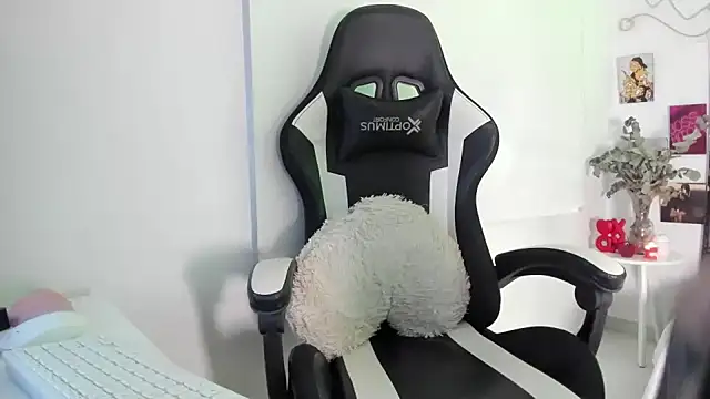 agaataa  online show from February 11, 10:55 pm