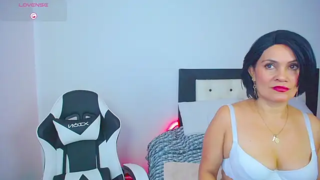 CarolinneFiotti online show from October 10, 8:03 pm