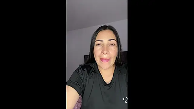 luna lgomez  online show from July 29, 8:20 pm