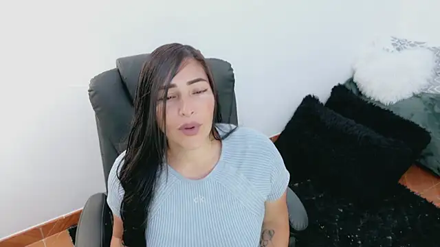 luna lgomez  online show from May 4, 11:47 am