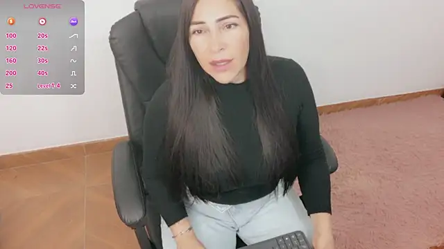 luna lgomez  online show from July 21, 10:16 am