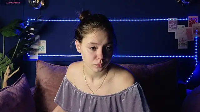 Snapshot of meow_mellie chatting on October 12, 4:37 am meow mellie online show from October 12, 4:37 am
