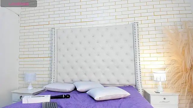 Emilly wilson  online show from December 14, 11:27 am