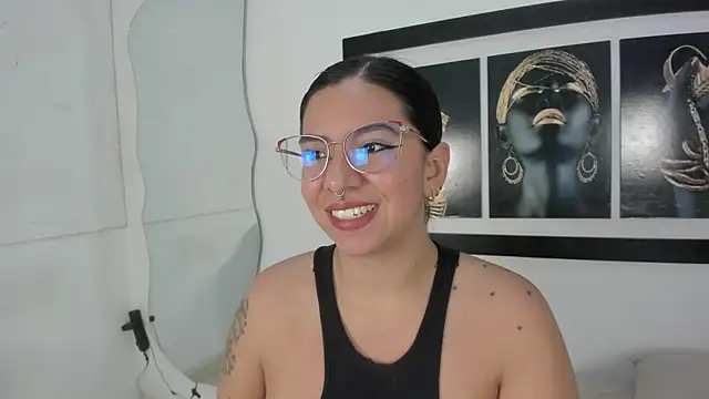 Snapshot of emilyy_cooperr chatting on October 4, 1:17 pm emilyy cooperr online show from October 4, 1:17 pm