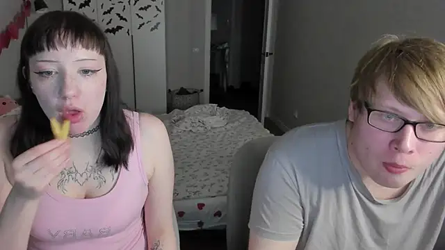 JayMollyy online show from April 29, 5:30 pm