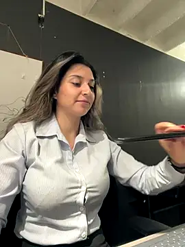 Isabella Varella online show from December 1, 12:30 pm