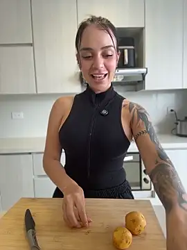 ValentinaMilann online show from May 2, 7:28 pm