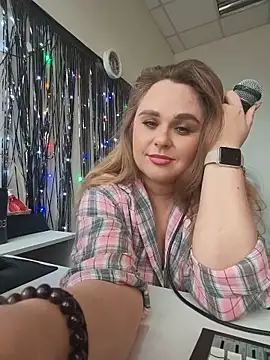 Juicy PeachLux online show from June 10, 12:15 pm
