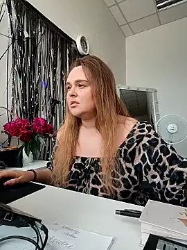 Juicy PeachLux online show from June 13, 8:45 am