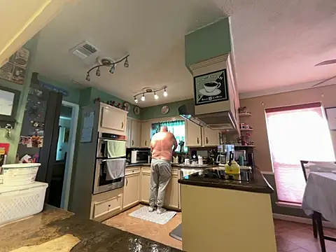 superbearboss online show from August 7, 4:03 pm