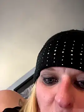 KITTYBOOBOOFUXX online show from March 17, 7:23 am