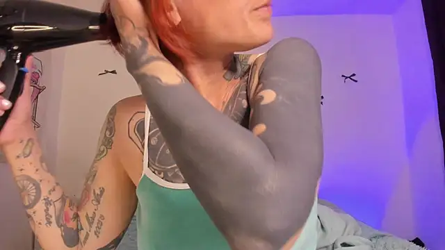 Alessamoth online show from August 1, 10:45 pm