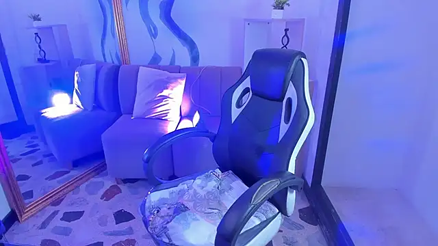 VanessaScott  online show from February 13, 7:43 am