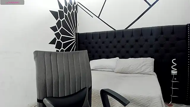 NaomiFrost online show from October 21, 1:48 pm