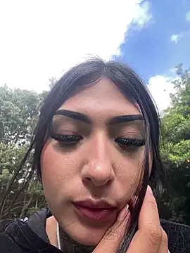 Lilith Thompson online show from November 10, 8:15 pm