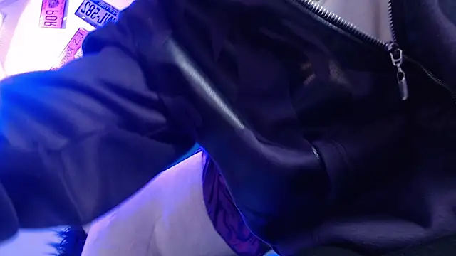 lili roussi online show from October 24, 1:01 am