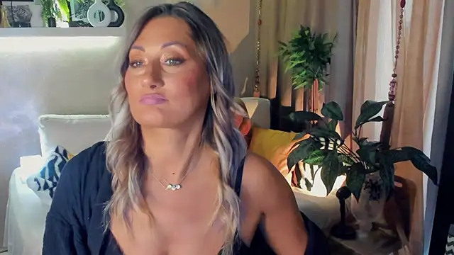 SarahAlluring online show from July 18, 1:57 pm