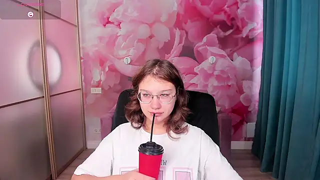 AngelinaLow online show from October 28, 12:33 pm