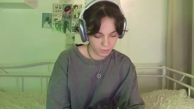 Snapshot of mystica_ chatting on October 2, 9:47 am mystica online show from October 2, 9:47 am