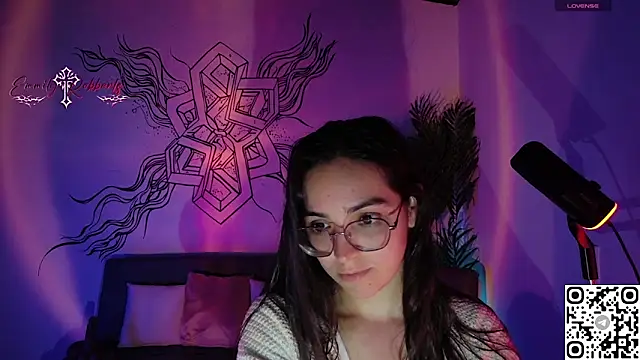 Emmi Roberts online show from June 17, 3:52 am