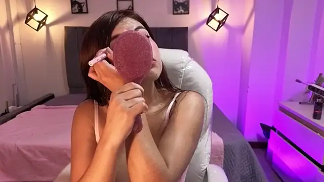 Pretty Johnson  online show from June 13, 3:37 am