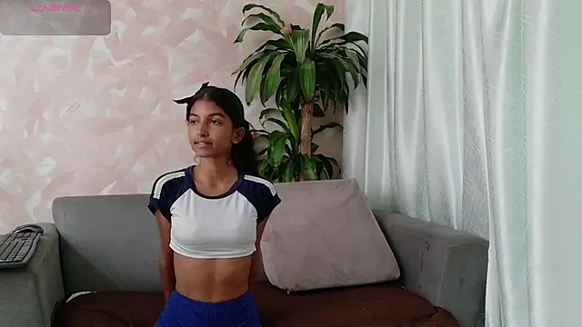 YuliethPetite online show from May 4, 2:32 pm