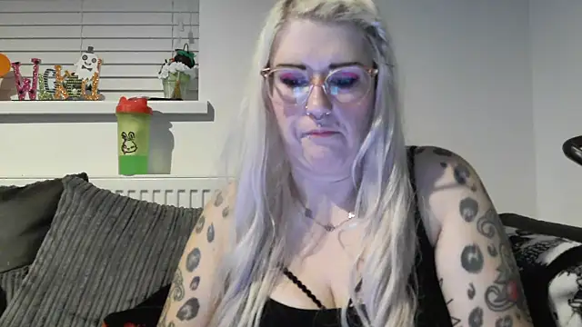 Snapshot of Sizzling_Indie36 chatting on October 14, 6:32 pm Sizzling Indie36 online show from October 14, 6:32 pm