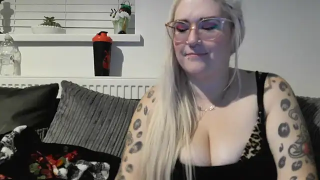 Snapshot of Sizzling_Indie36 chatting on October 3, 10:04 pm Sizzling Indie36 online show from October 3, 10:04 pm