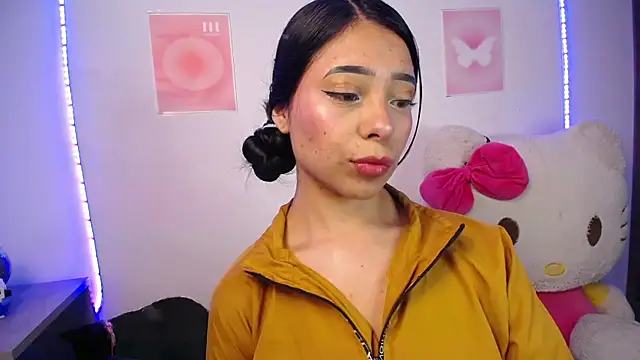 Emilybutterfly1 online show from December 14, 2:39 am