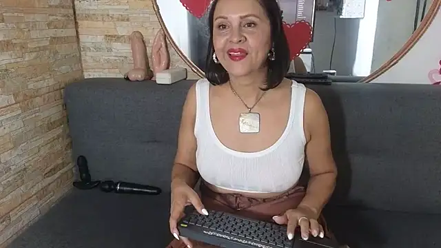 Amadamilf1980 online show from February 6, 10:13 pm