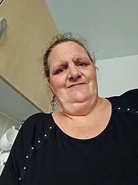 MissQueenBeex online show from May 9, 1:35 pm