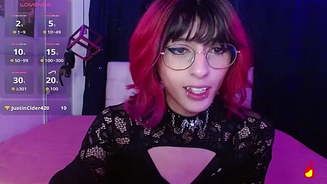Snapshot of goth_minerva chatting on October 21, 1:48 pm goth minerva online show from October 21, 1:48 pm
