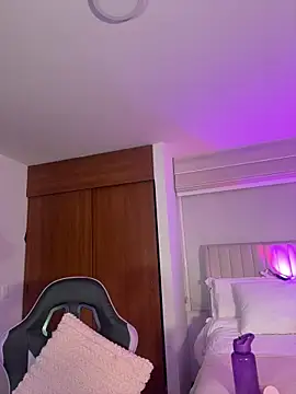 ArianaReynoldss online show from June 23, 10:02 am