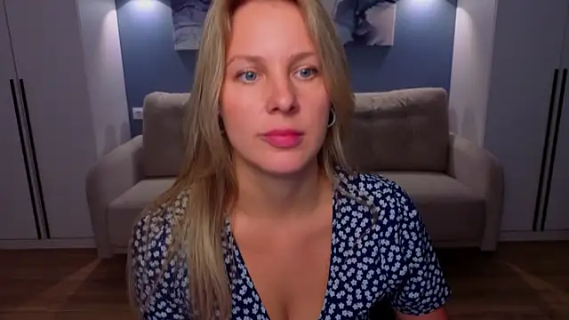MelanieBennett online show from July 16, 9:25 am