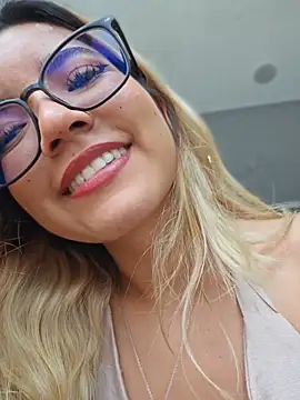 Pretty roxxyy online show from May 4, 4:00 pm