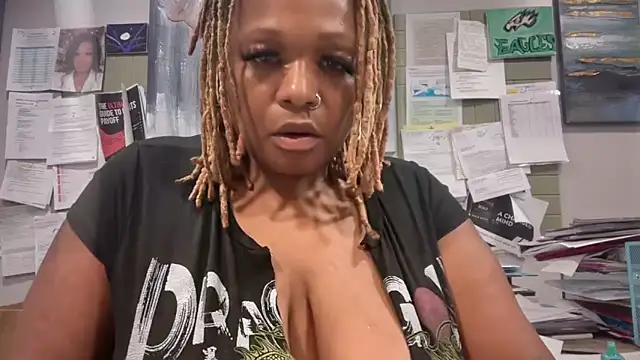 RoyalQueen2u online show from June 15, 5:18 am