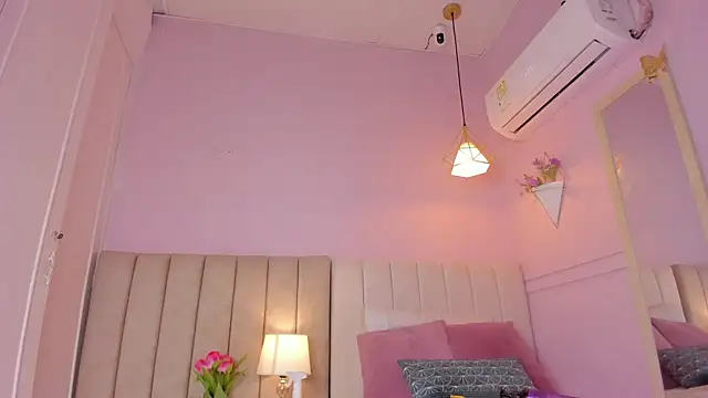 Snapshot of _lucia_18 chatting on October 20, 6:33 pm lucia 18 online show from October 20, 6:33 pm
