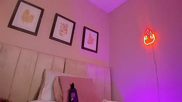 Snapshot of _lucia_18 chatting on October 9, 6:56 pm lucia 18 online show from October 9, 6:56 pm