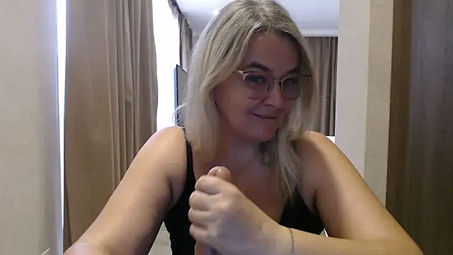 EleanoraDream online show from July 26, 10:45 am