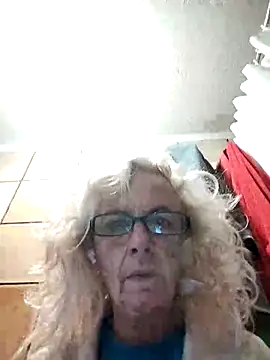 Snapshot of clarabell4 chatting on October 8, 5:23 am clarabell4 online show from October 8, 5:23 am