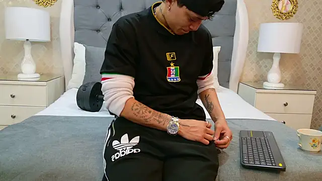 ZoeKrug online show from November 12, 11:30 am