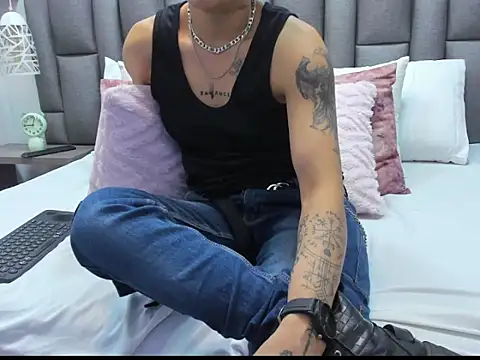 ZoeKrug online show from March 14, 1:45 pm