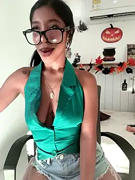 Snapshot of LeilaEbony chatting on October 10, 4:01 pm LeilaEbony online show from October 10, 4:01 pm