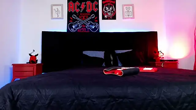 Alisse Moore online show from June 22, 12:24 pm