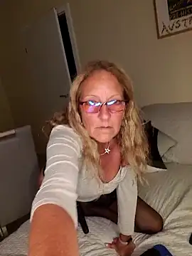 Snapshot of HotWifeLyn68 chatting on September 29, 7:52 pm HotWifeLyn68 online show from September 29, 7:52 pm