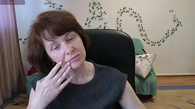 Lia Tito online show from May 4, 1:26 pm